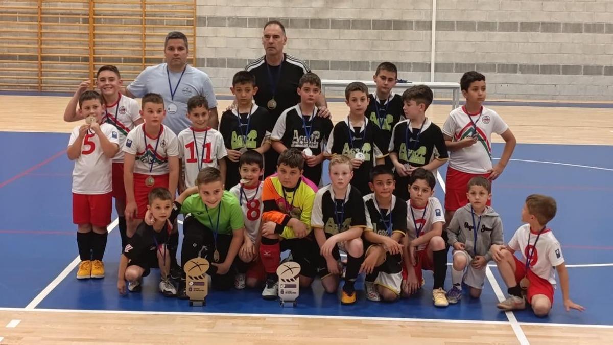 Los dos equipos del colegio de Cabañaquinta, que disputaron la final, al término del partido.