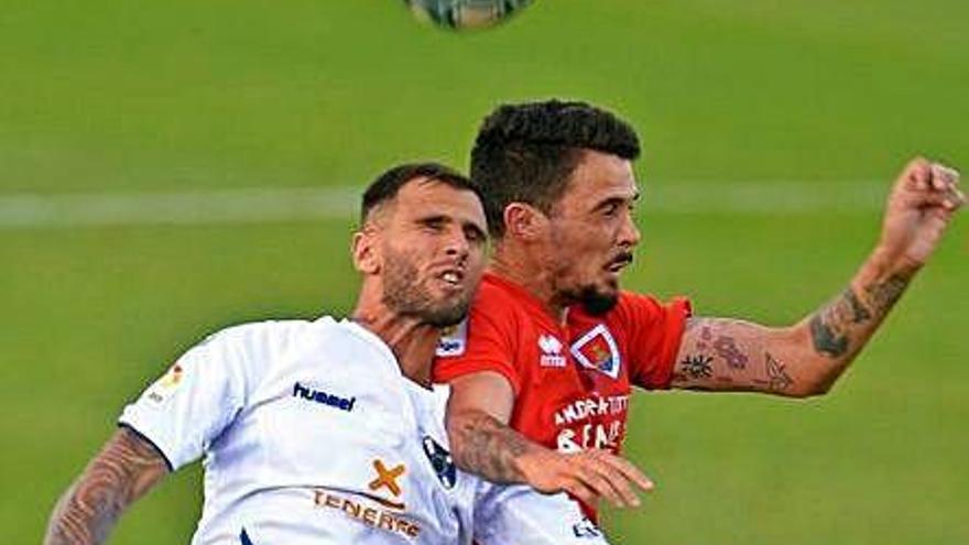 Una acción del partido del Numancia ante el Tenerife.