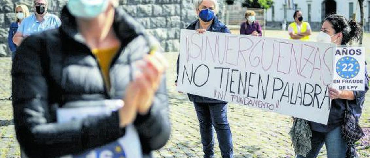 Concentración de protesta de empleados públicos interinos en la capital tinerfeña.