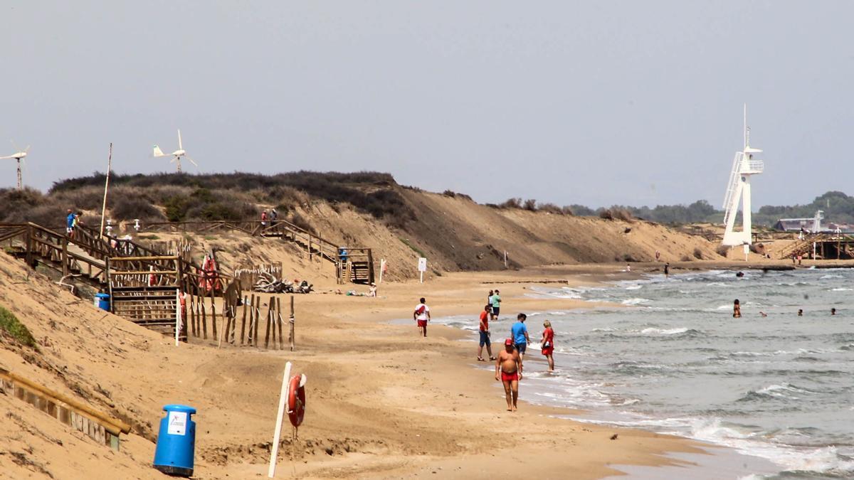 La playa de La Roqueta, en Guardamar del Segura, contará con bandera azul en 2022.