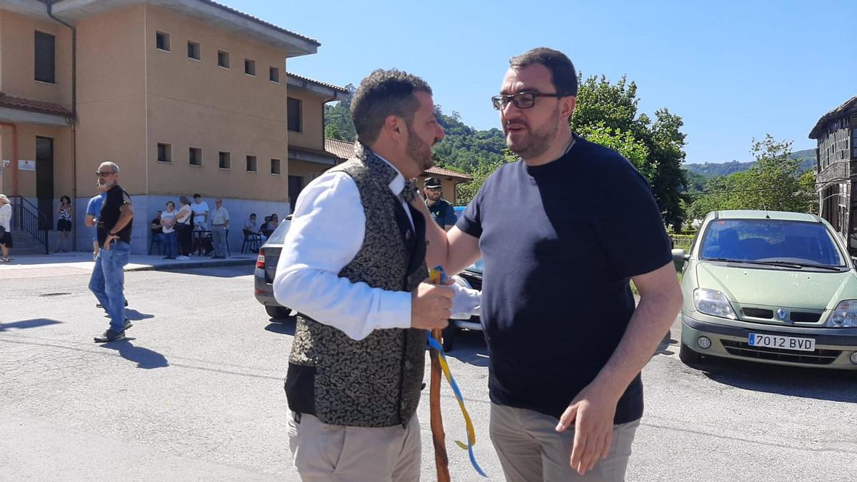 Barbón, este sábado, en Bimenes, donde realizó las declaraciones, junto al alcalde del concejo, Aitor García.