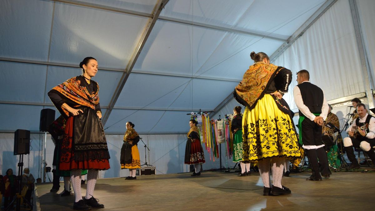 Actuación de folklore en Calzadilla de un año anterior.