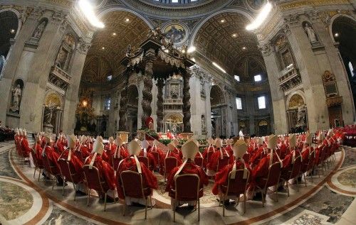 Cardenales atiendendo una misa en la Basílica de San Pedro en el Vaticano
