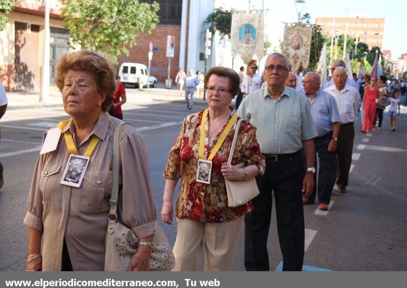 GALERÍA DE FOTOS -- Vila-real se vuelca en la procesión a la ermita