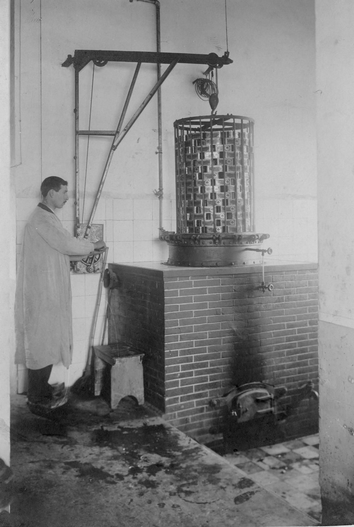 Etiquetas y publicidad de la empresa. A la derecha, uno de los envases que en la parte frontal llevaban impresa la imagen de la fábrica. | Museo del Pueblo de Asturias