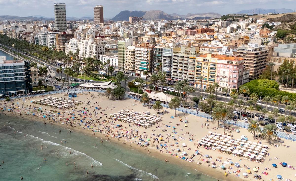 Así ha sido el primer fin de semana del otoño en la playa del Postiguet