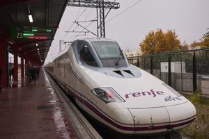 Una locomotora del Ave en la estación de Chamartín en Madrid.