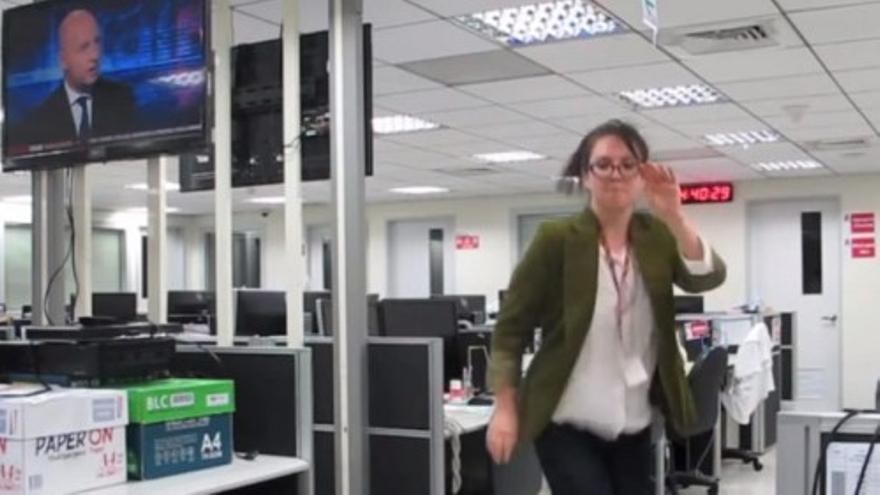 Una periodista dimite bailando