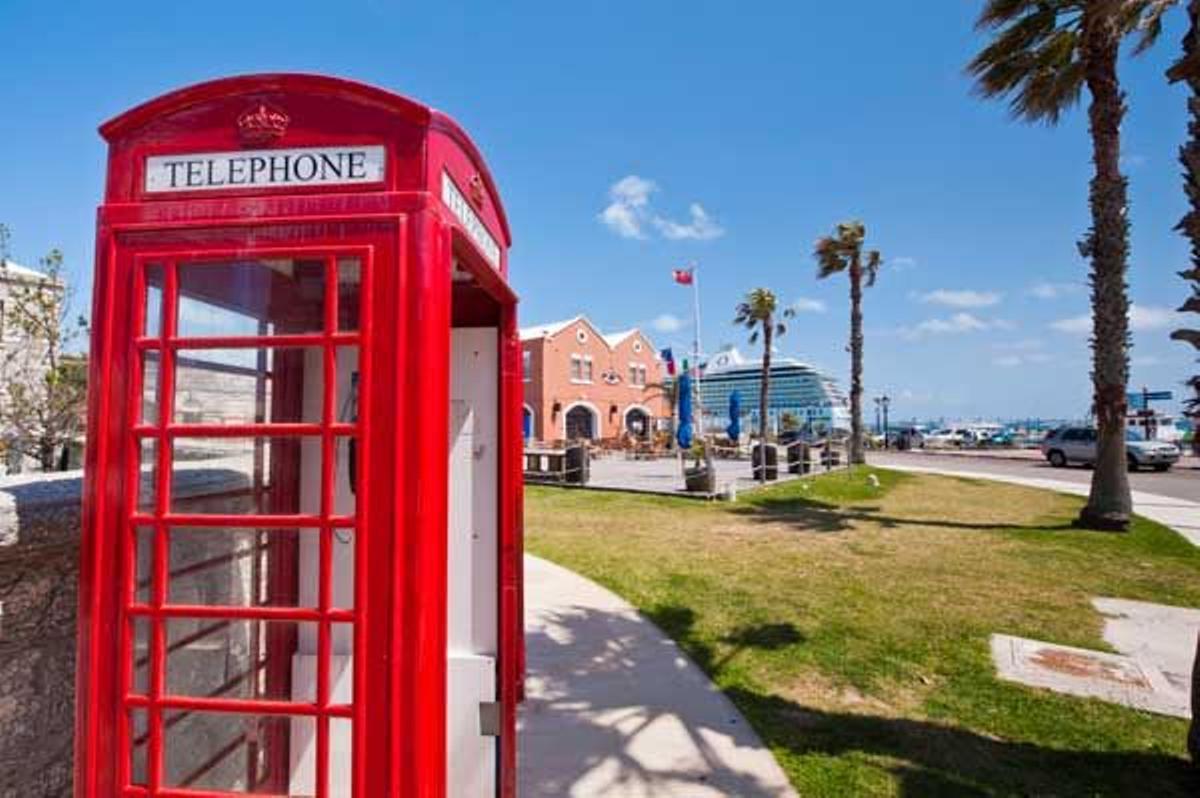 Cabina de teléfonos típica británica en el Astillero Naval Real de Bermudas.