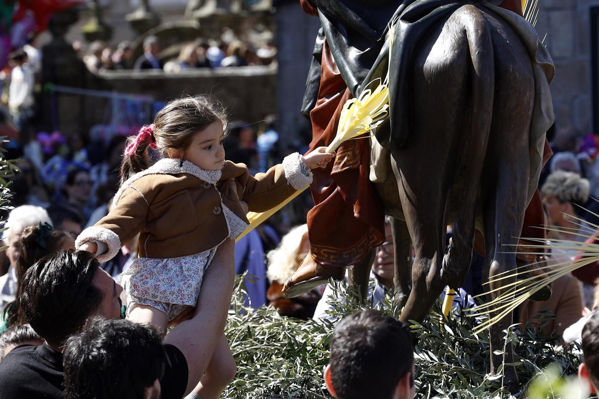 Cientos de fieles acuden a la procesión de la 'Burrita'