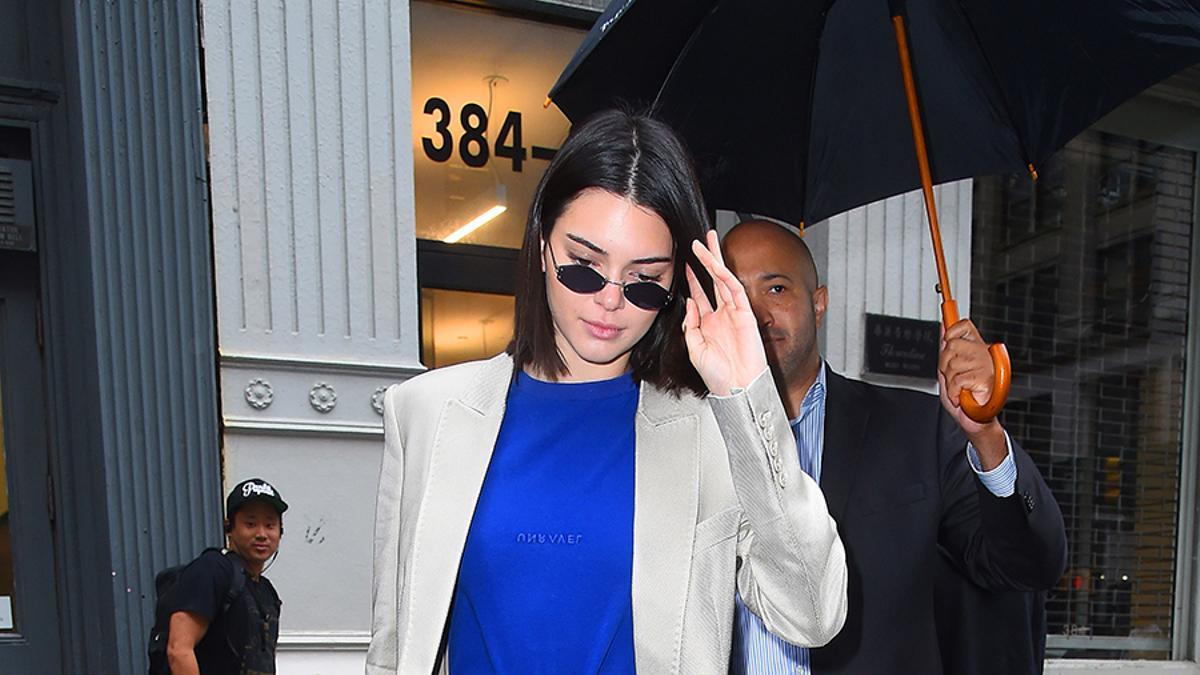 Kendall Jenner con jeans rotos y chaqueta oversize