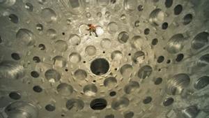 Una cámara gigante de la planta de ignición nuclear (NIF, National Ignition Facility) de California, donde se realizan las pruebas de fusión nuclear con rayos de 192 láseres.