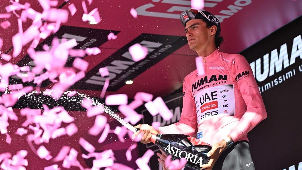 Isaac del Toro, celebra su liderato en el Giro