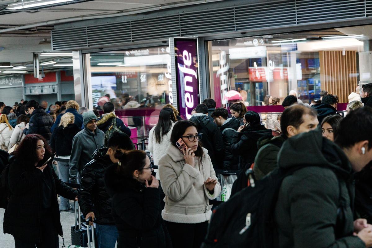Decenas de personas haciendo cola en las oficinas de Renfe, en la estación Madrid-Puerta de Atocha-Almudena Grandes.