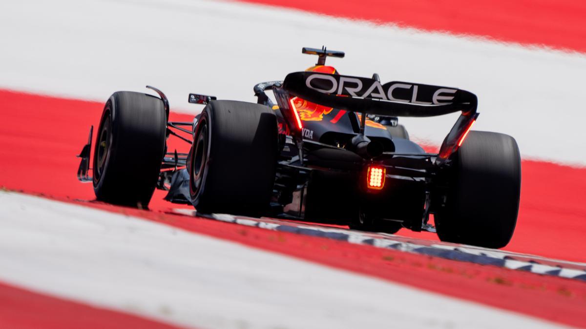 Verstappen s’emporta una ‘pole’ amb suspens a Àustria