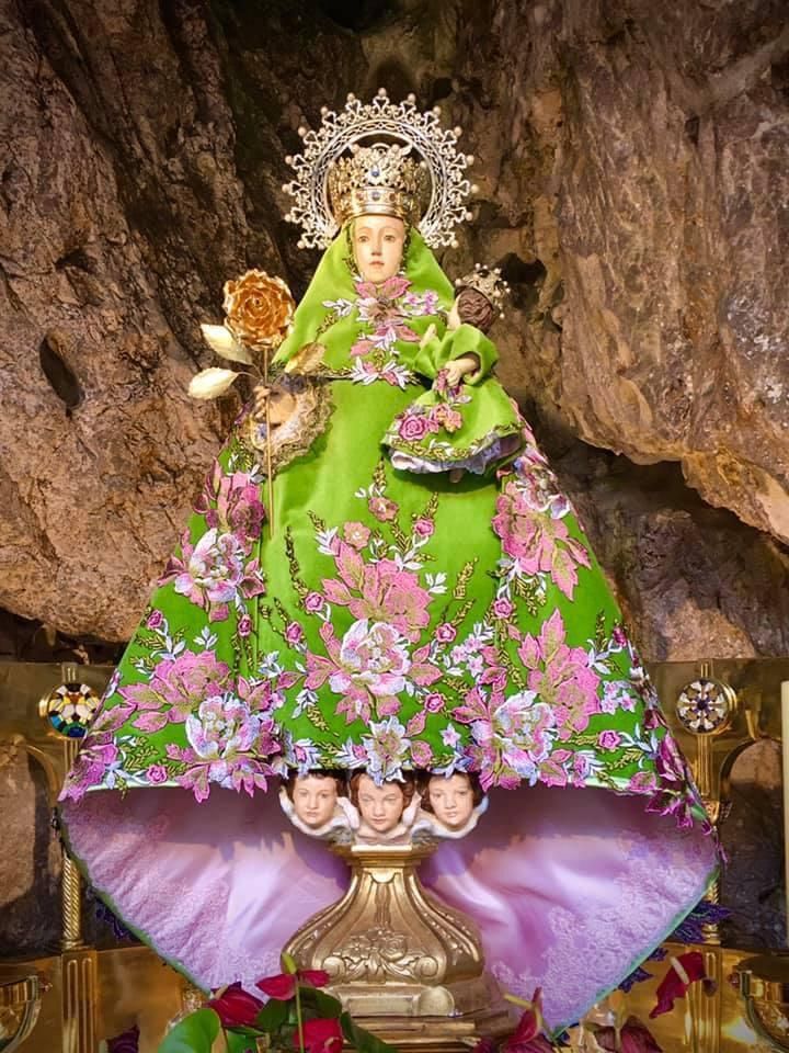 El atuendo que la Virgen de Covadonga vistió hasta el pasado martes, donación de una devota