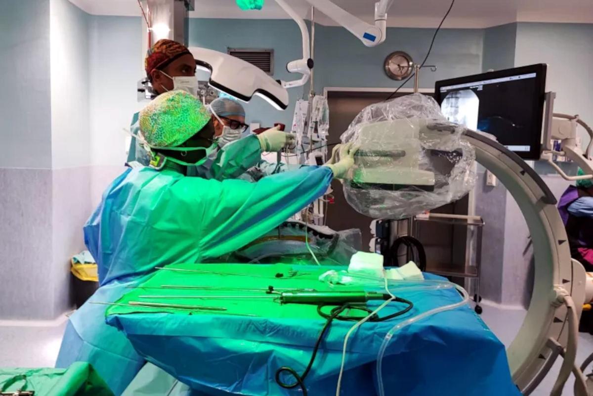 Imatge d'una intervenció de neurocirurgia de columna per via endoscòpica