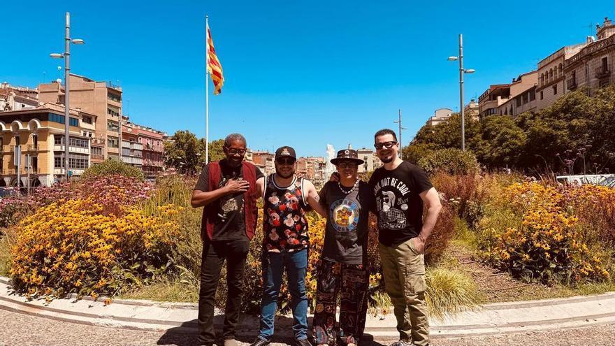 Diablos Negros, abans d’actuar a La Mirona: «Som el grup de rock del poble»