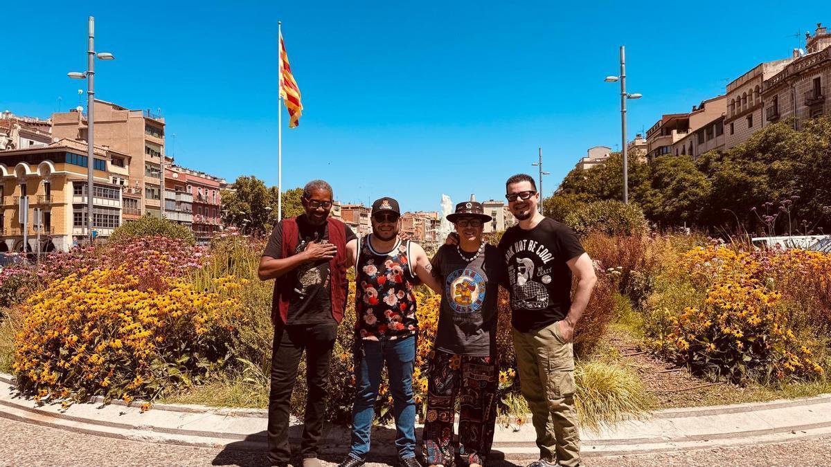 Emilio Álvarez, Carlos Cedeño, Nilo Espinal i Dago Lozano, els Diablos Negros, avui a la plaça Catalunya de Girona