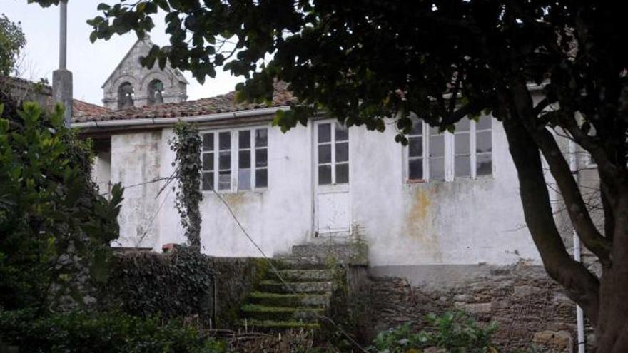 La casa rectoral de Donramiro, en Lalín, es uno de los ejemplos de inmuebles de la Iglesia cerrados desde hace años.  // Bernabé/Javier Lalín