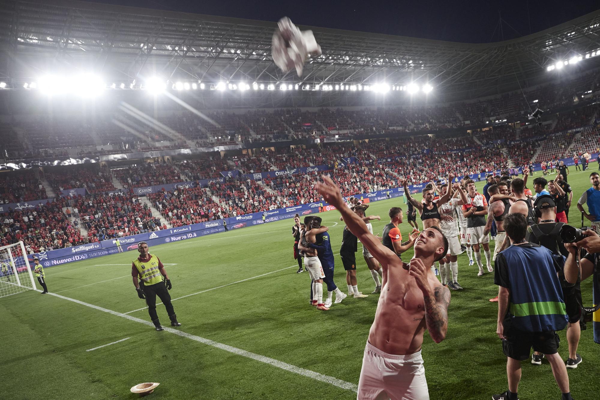 Osasuna-RCD Mallorca: Las fotos de la alegría desatada de los jugadores del Mallorca al conseguir la permanencia