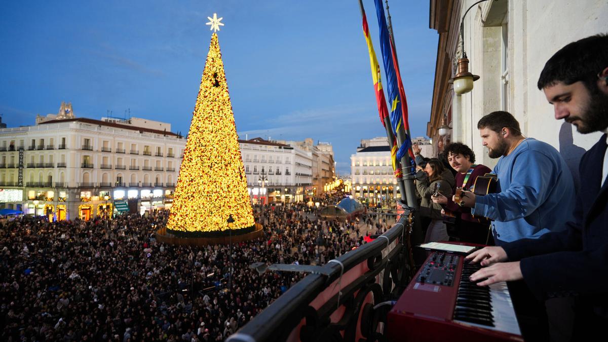 Un momento de la actuación de Hakuna Group Music desde el balcón de la Real Casa de Correos.
