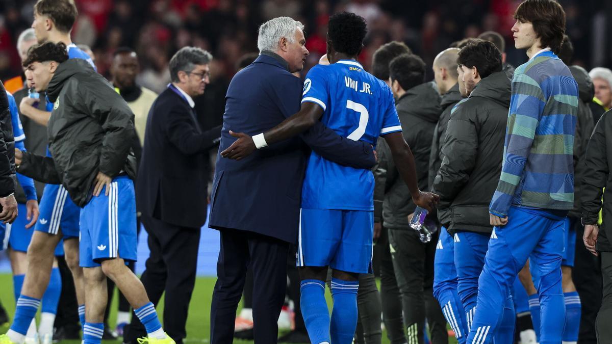 Mourinho y Vinicius hablan en el partido de ida de la Champions entre el Benfica y el Real Madrid.