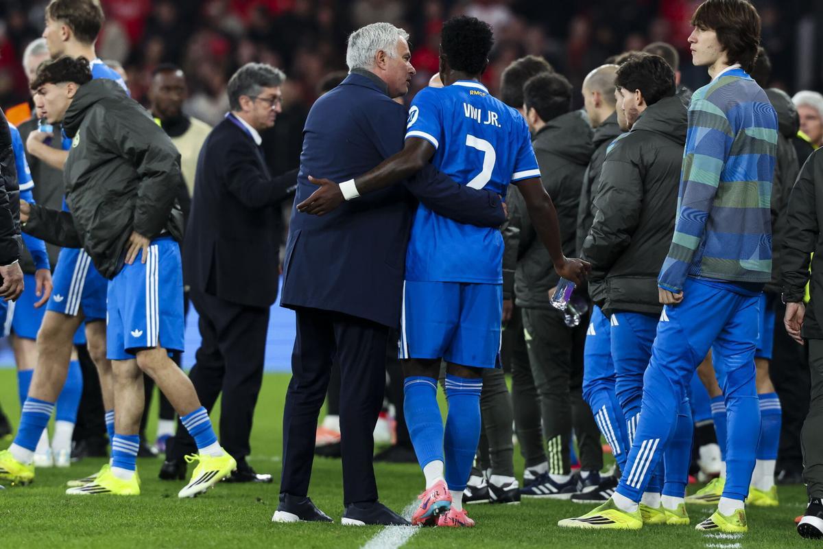 Mourinho y Vinicius hablan en el partido de ida de la Champions entre el Benfica y el Real Madrid.
