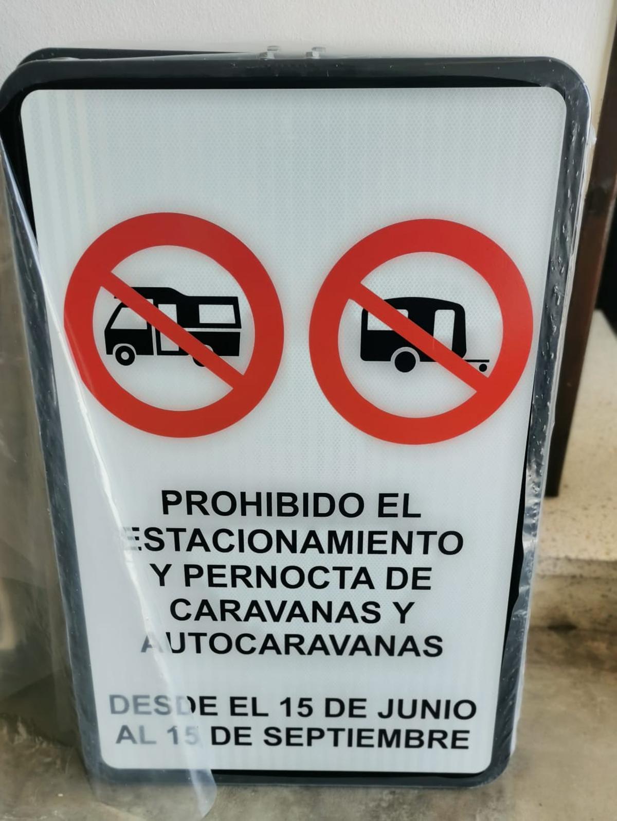 Otro cartel que prohíbe las autocaravanas en Es Castell, en Menorca.