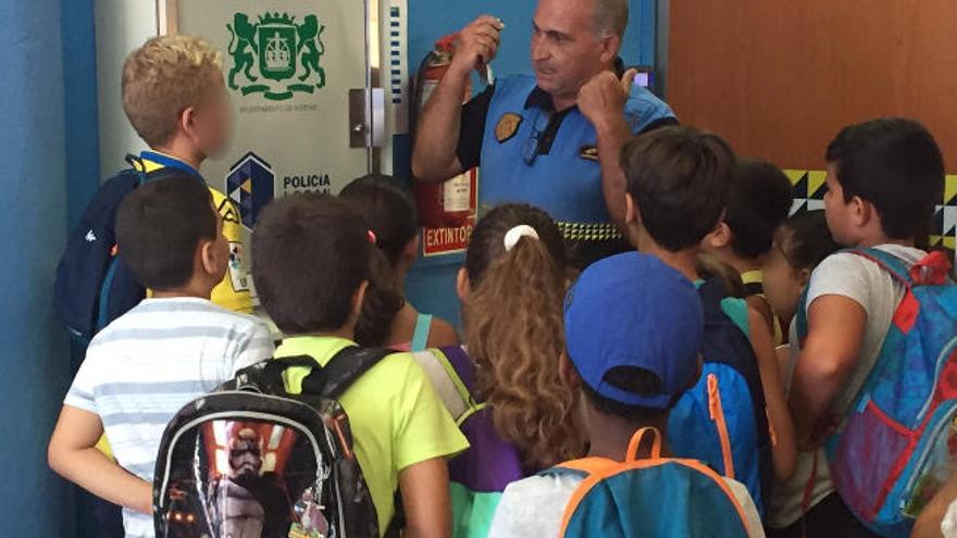 Un grupo de 60 escolares de entre tres y doce años visita la Jefatura de Policía municipal