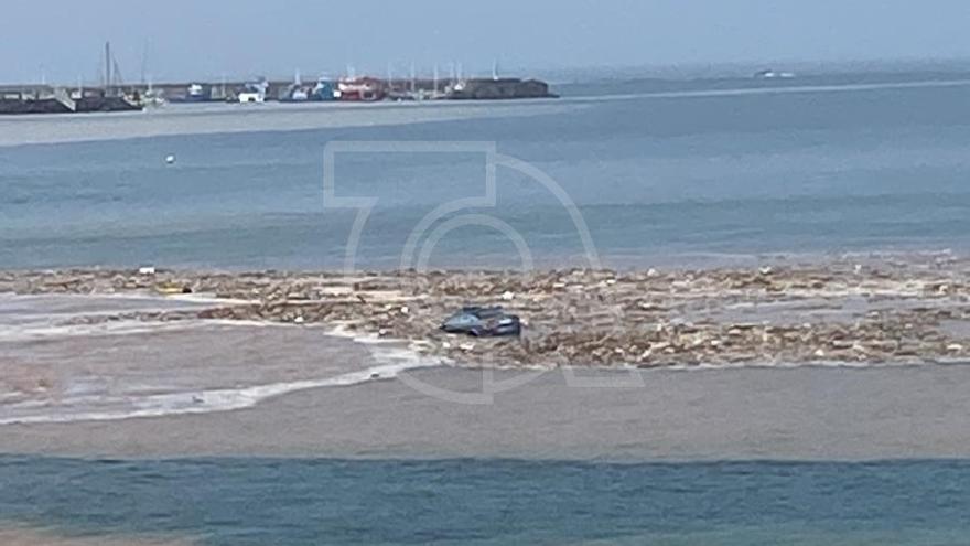 Célula tormentosa con lluvia y granizo en Telde: el agua arrastra un vehículo al mar en Salinetas