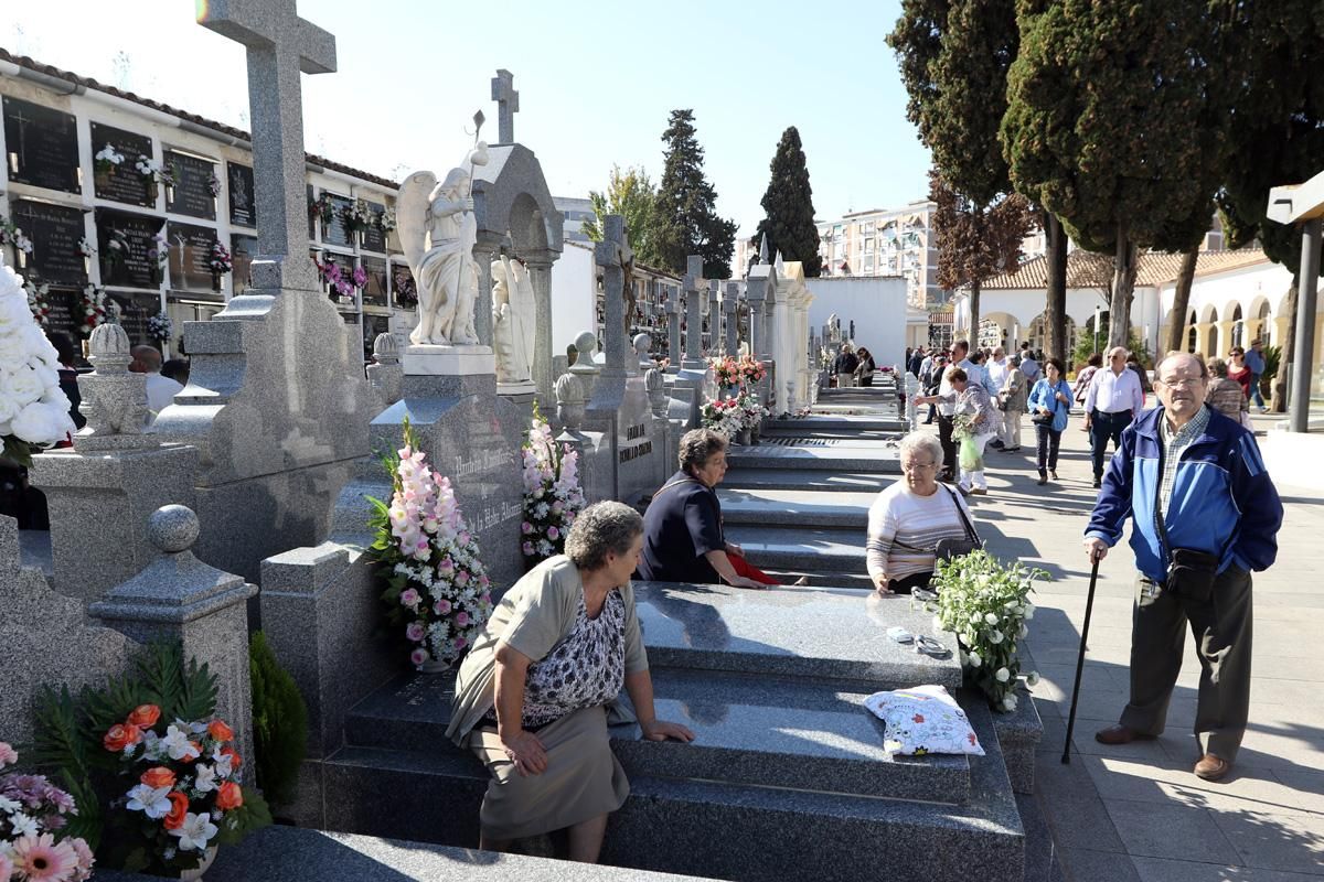 Cientos de cordobeses visitan los cementerios