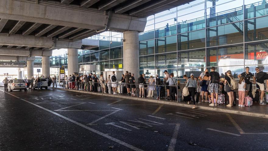 Las colas en el aeropuerto por la falta de taxis se extienden al horario diurno