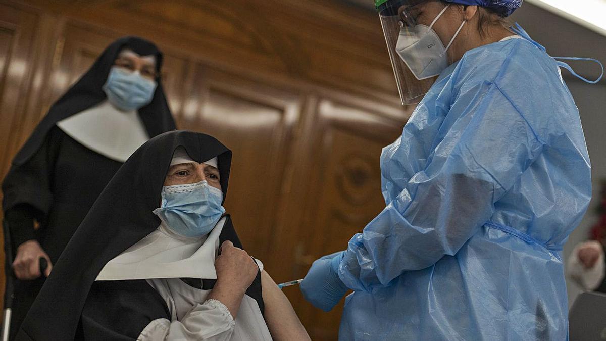 Vacunación contra el COVID en la residencia San José de Ourense.