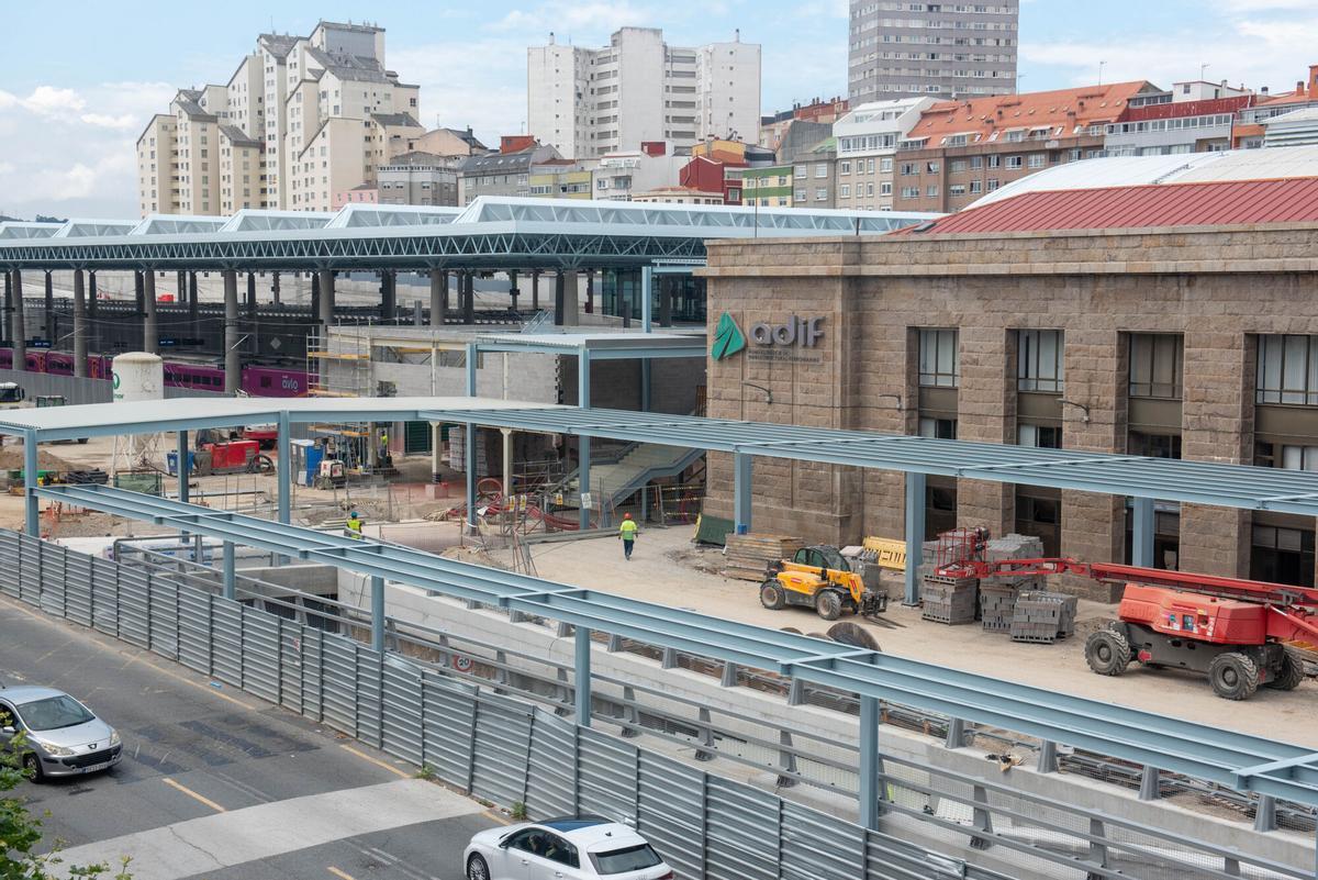 La nueva infraestructura, que cubre parte del lateral del edificio histórico, llama la atención por su color al tiempo que empieza a suscitar recelos entre los vecinos de la zona.