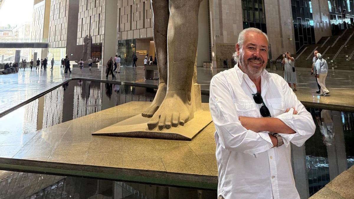 El escritor canario Antonio Cabanas en el interior del Gran Museo Egipcio.