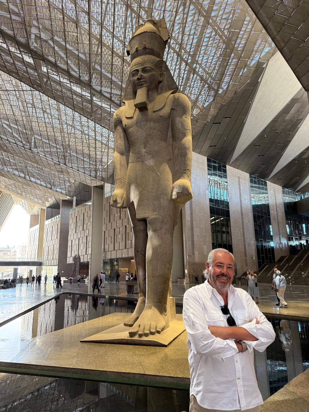 El escritor canario Antonio Cabanas en el interior del Gran Museo Egipcio.