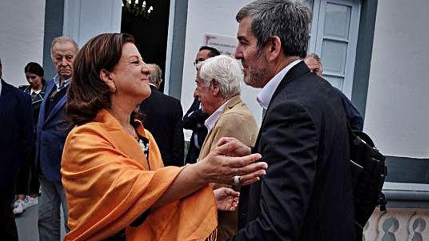 Fernando Clavijo ayer con la presidenta de la Cooperativa Agrícola San Miguel.