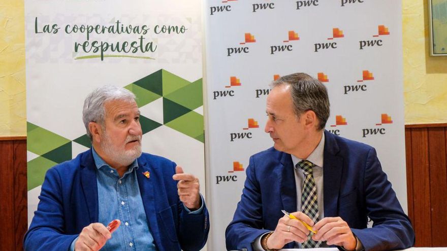 El presidente de Fecoam, Santiago Martínez (izqda.) con Javier Celdrán, de PwC España (dcha.), en la firma del acuerdo de colaboración. | R. A.