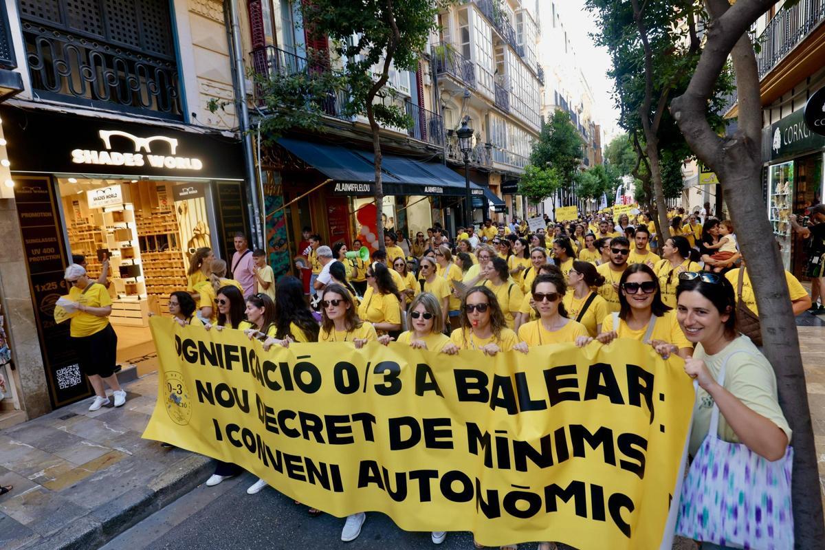 Las educadoras han realizado una manifestación por el centro de la ciudad