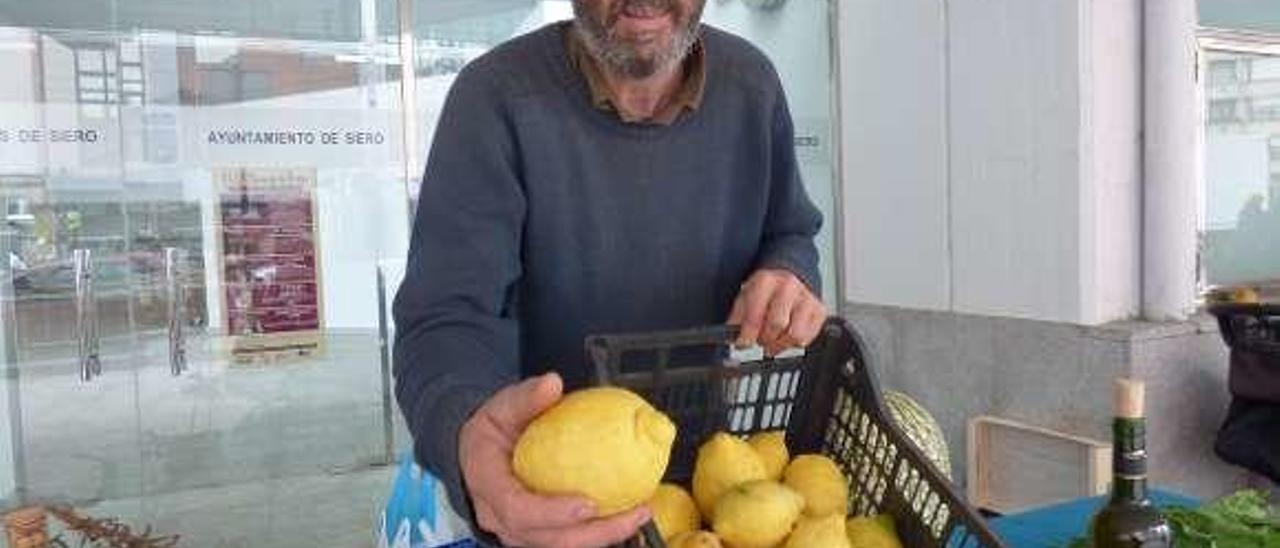 Alejandro Muñiz, con unos limones, en su puesto poleso.