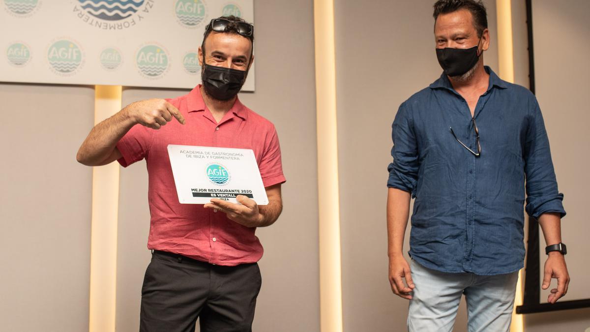 José Miguel Bonet con su premio, junto a Pedro Matutes, presidente de la Academia de Gastronomía