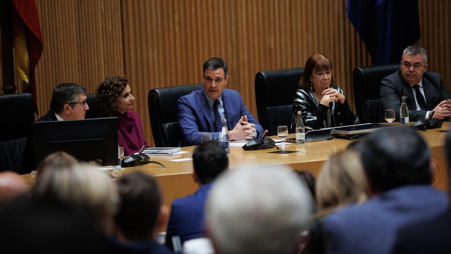 El presidente del Gobierno, Pedro Sánchez, preside una reunión de la interparlamentaria del PSOE.