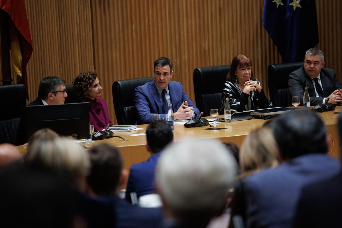 El presidente del Gobierno, Pedro Sánchez, preside una reunión de la interparlamentaria del PSOE.