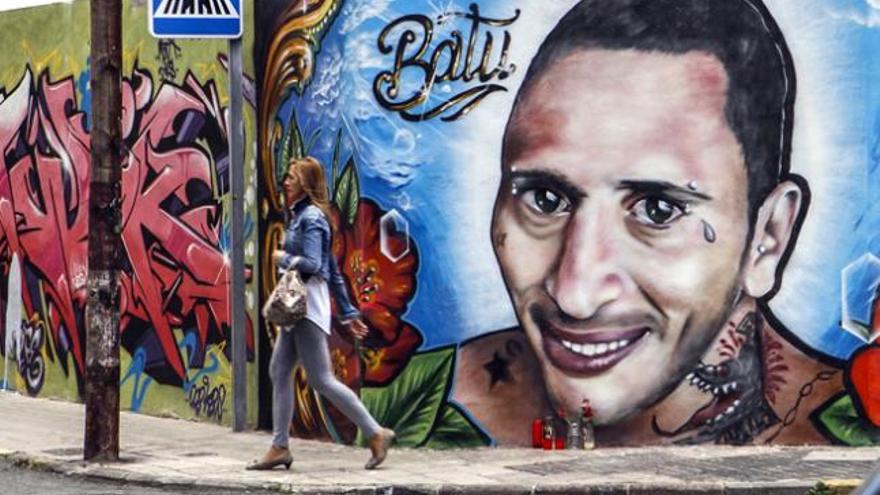 Una mujer pasa delante del graffiti de &#039;el Batu&#039;, en la calle Fernando Guanarteme. | josé carlos guerra