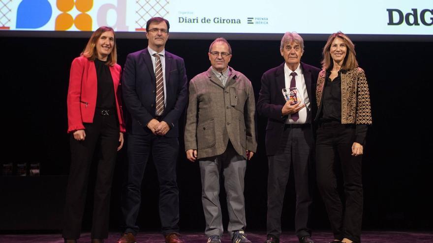 La directora comercial de CaixaBank, Montserrat Benítez i Anna López, directora comercial de Diari de Girona lliurant el premi a Guillem Terribas i Paco Vilallonga, president i vicepresident del Cinema Truffaut i Àngel Quintana en representació del col·lectiu de crítics de cinema. | MARC MARTÍ