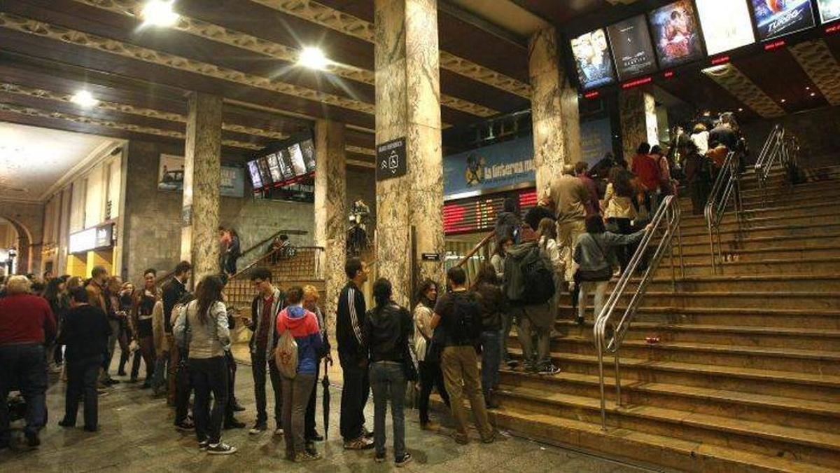 Filas en los Cines Palafox de Zaragoza.