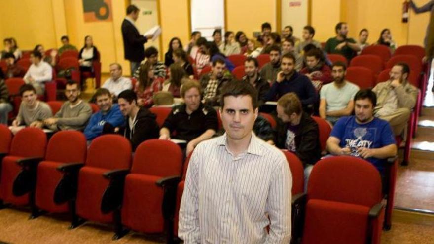 Jorge González Castro, ante los asistentes a su conferencia ayer en la Escuela Politécnica de Gijón.