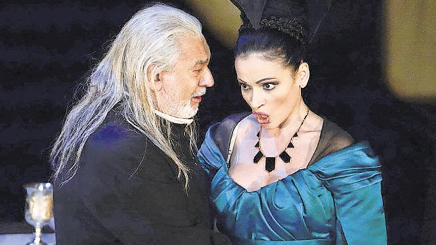 Plácido Domingo y Davinia Rodríguez, en un momento de ´I due Foscari´ en el vienés Theater an der Wien.  | lp / dlp