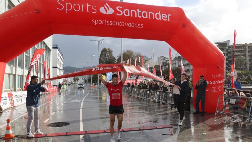 Gómez Noya, padrino y novio de la LA21 Santander Media Maratón